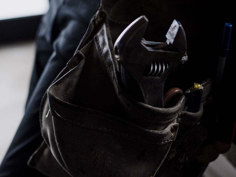 Clé-a-molette-dans-sacoche Clé à molette dans une sacoche