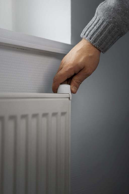 Homme-reglant-le-thermostat-de-son-radiateur